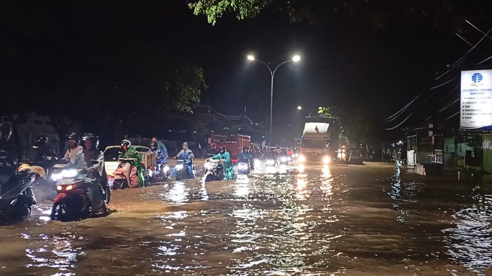 Banjir di depan Universitas Terbuka, membuat akses jalan Pantura Semarang- Kendal sempat lumpuh. (Adennyar Wycaksono/Jawa Pos Radar Semarang)