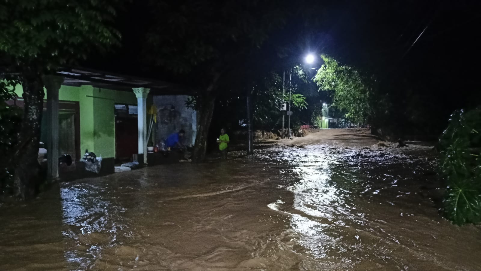 Limpasan air Sungai Plumbon, membuat kawasan Mangunharjo, dan Mangkang Kulon terendam air. (Adennyar Wycaksono/Jawa Pos Radar Semarang)