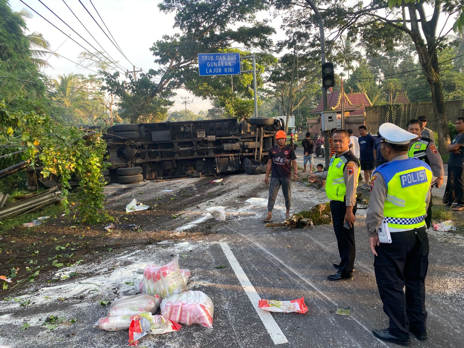Truk Muatan Beras Terguling di JLS Salatiga