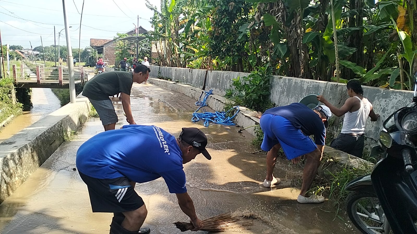 Kerja bakti membersihkan lumpur di Wonosari, Ngaliyan, Jumat (16/1) pagi.