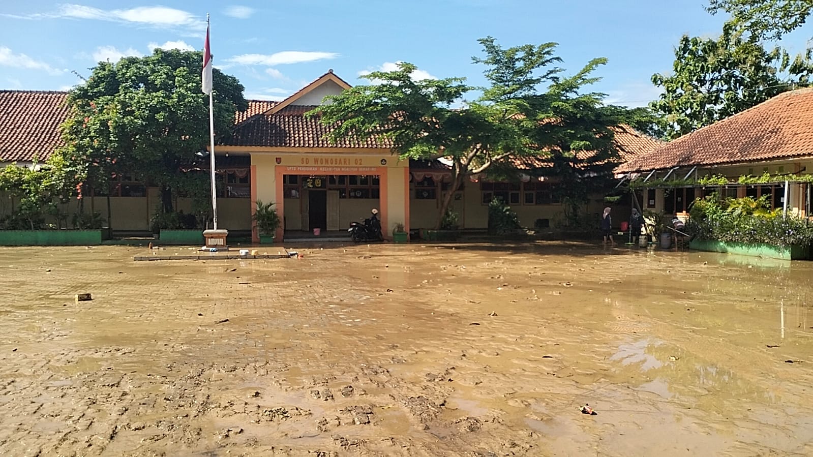SD Negeri Wonosari 02 penuh lumpur pascabanjir, Jumat (16/1) pagi.