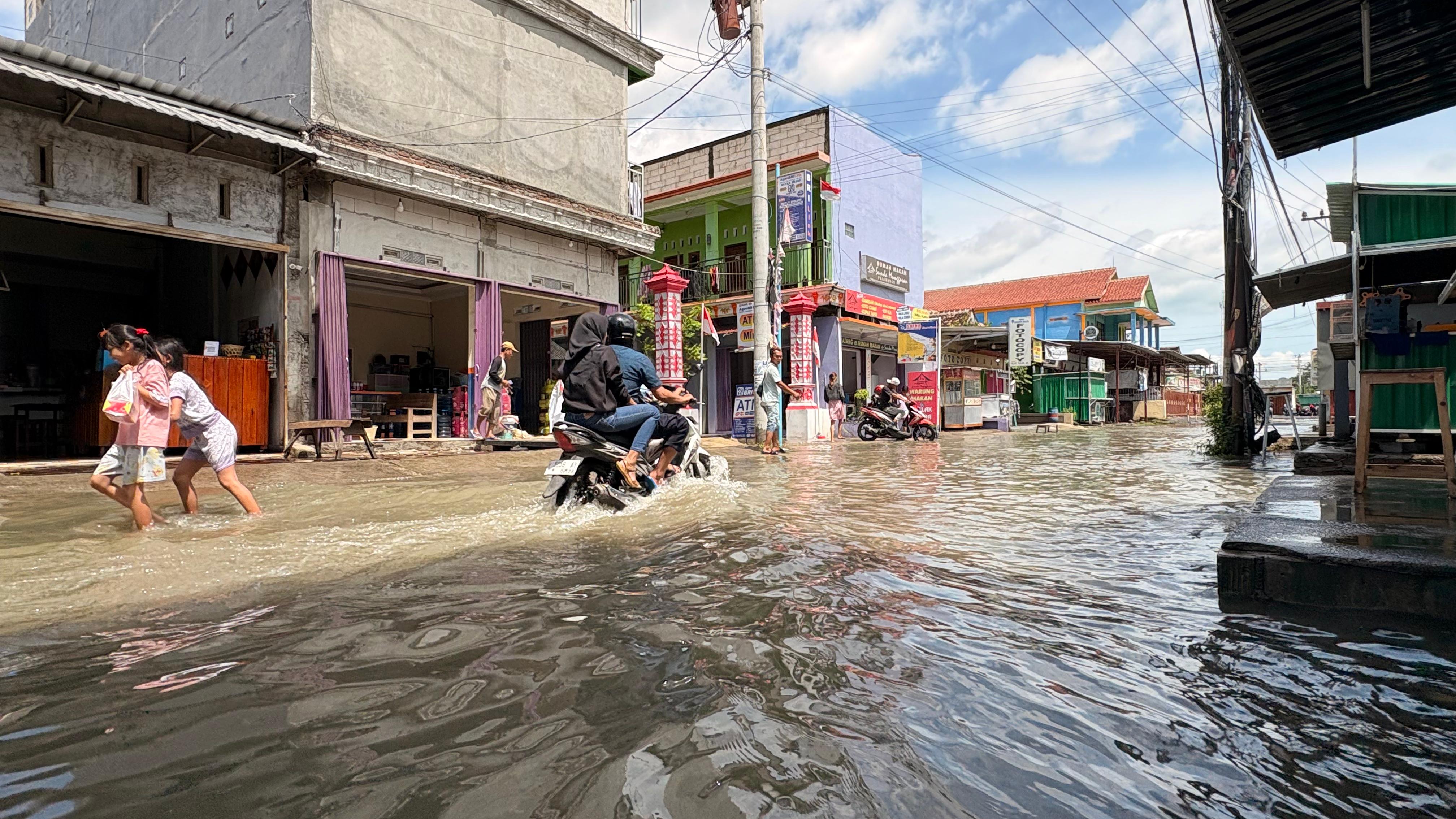 Banjir di Jalan Desa Sarirejo, Kecamatan Kaliwungu Kendal.