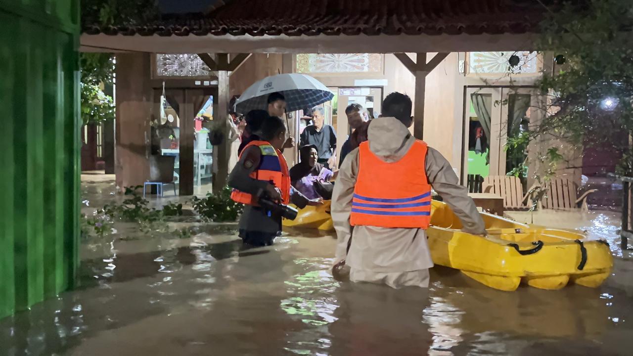 Jalur Pantura Brangsong nyaris lumpuh setelah hujan deras membuat Sungai Waridin meluap dan menenggelamkan akses vital transportasi nasional, Kamis (15/1/2026).