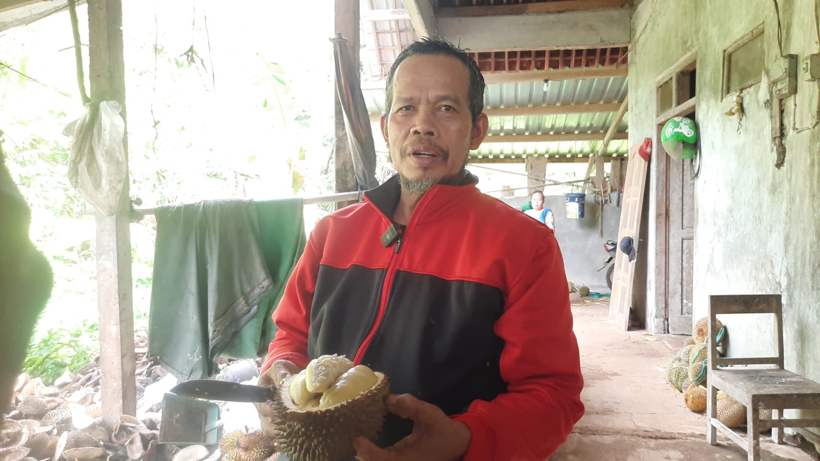 JADI ANDALAN : Suparyanto atau Robert ketika memamerkan hasil panen durian khas Gunungpati dari kebun miliknya.
