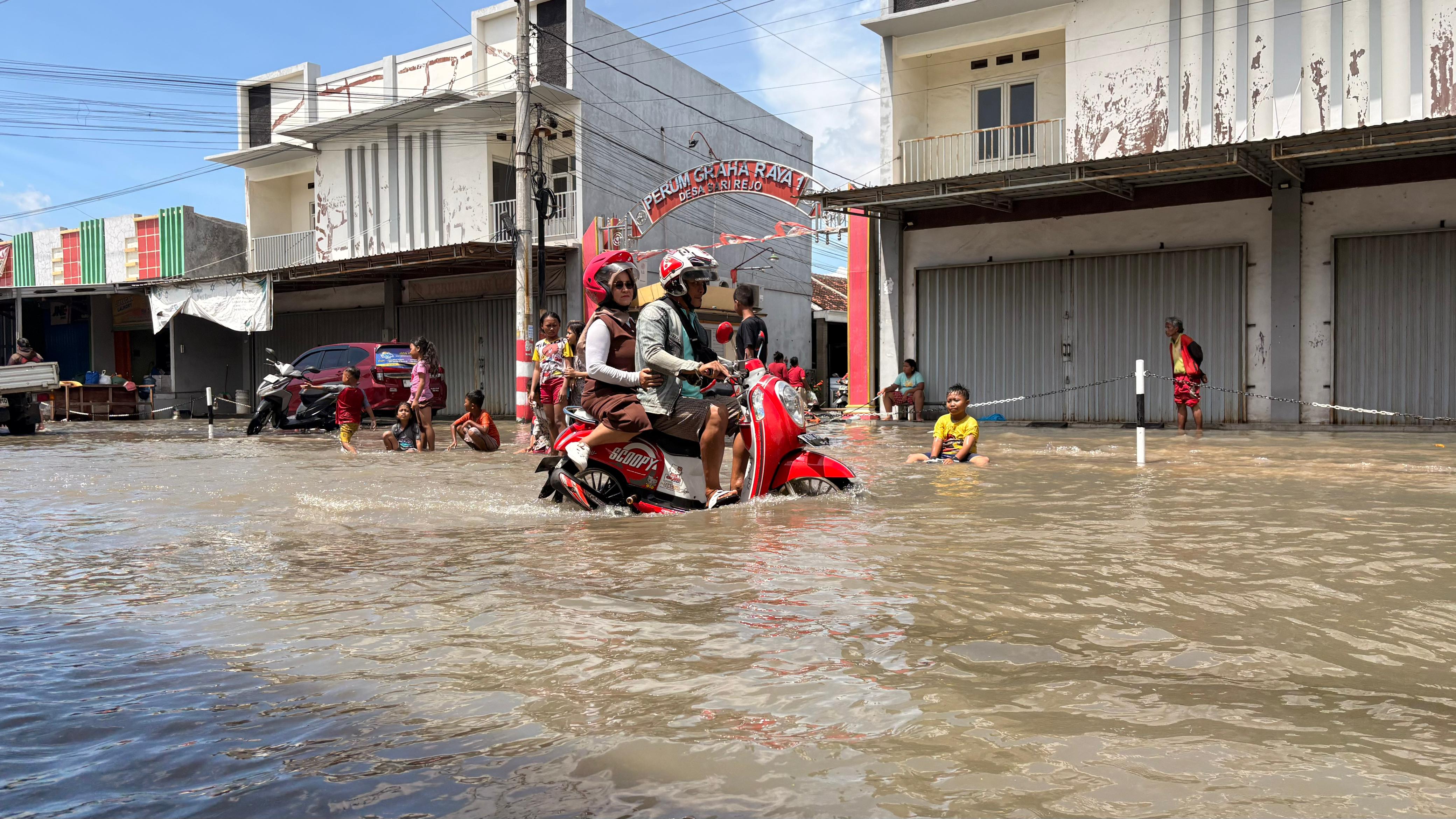 Banjir besar kembali mengepung Kecamatan Kaliwungu, Kabupaten Kendal, Jumat (16/1/2026).