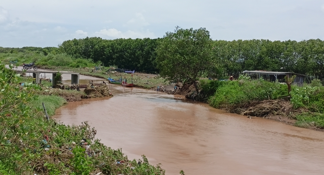 TERISOLIR : Warga RW 7 Kelurahan Mangkang Wetan, terisolir karena akses jembatan hanyut terbawa derasnya aliran air Sungai Beringin, Kamis (15/1) malam.