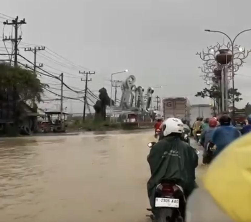 Situasi banjir di Kaliwungu, Kendal.