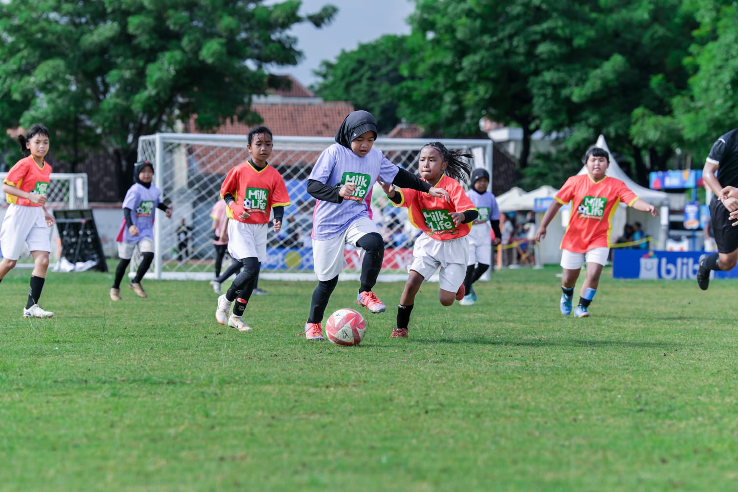 BIBIT PUTRI: Pemain sepak bola putri usia dini menunjukkan kemampuan dasar saat berlaga di MilkLife Soccer Challenge Semarang. Turnamen ini menjadi langkah awal pembinaan pesepak bola putri.