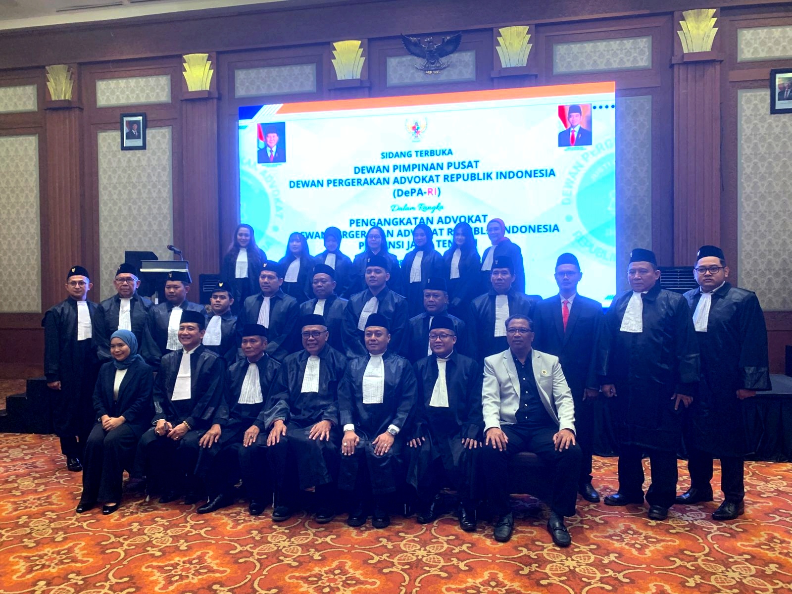 Anggota Dewan Pergerakan Advokat Republik Indonesia Jawa Tengah berfoto bersama usai pelantikan di Hotel Santika Premiere, Semarang, Sabtu (17/1/2026).