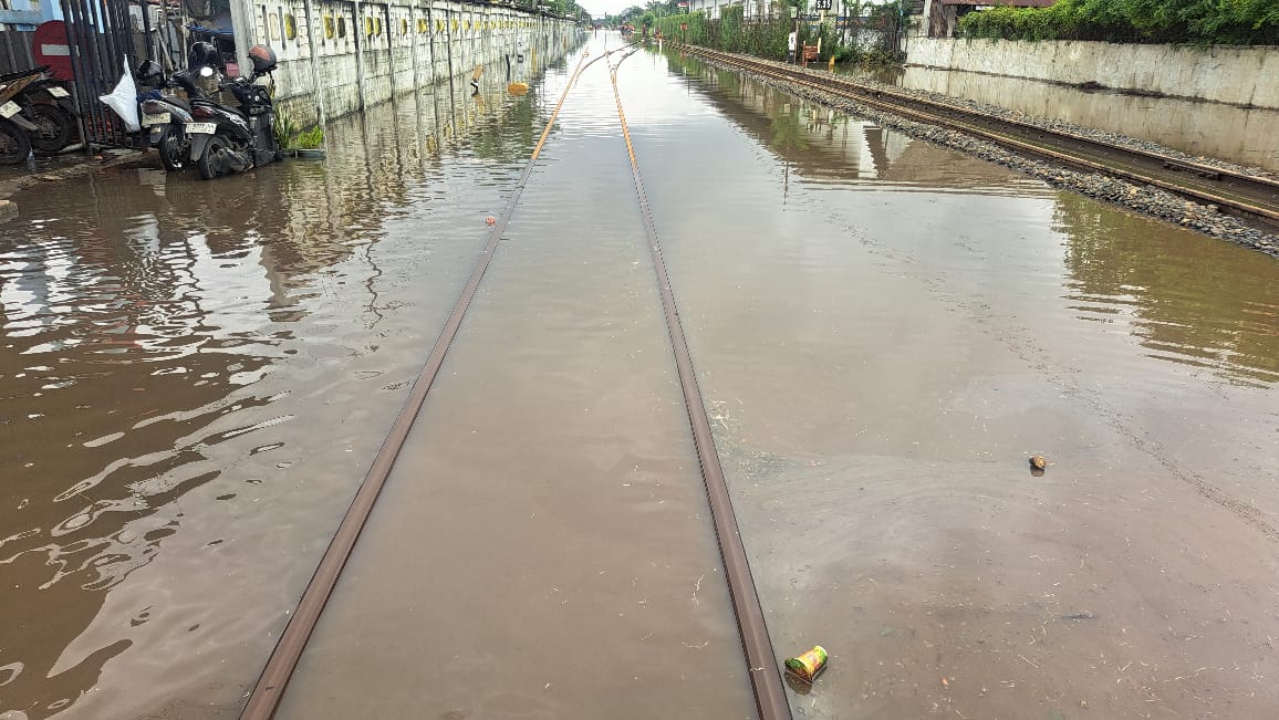 Genangan banjir di Pekalongan masih menutup rel, sehingga terimbas pada perjalanan kereta api