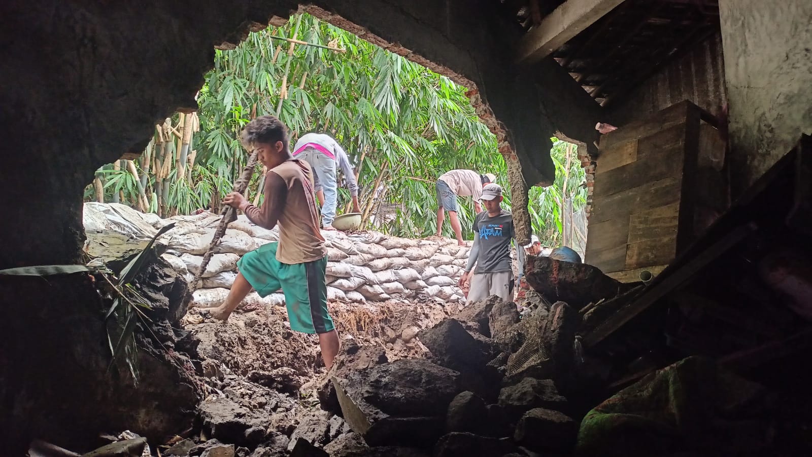 Rumah warga di RT 1 RW 3, Mangkang Kulon rusak parah karena tanggul jebol yang tak jauh dari pemukiman. (Adennyar Wycaksono/Jawa Pos Radar Semarang)