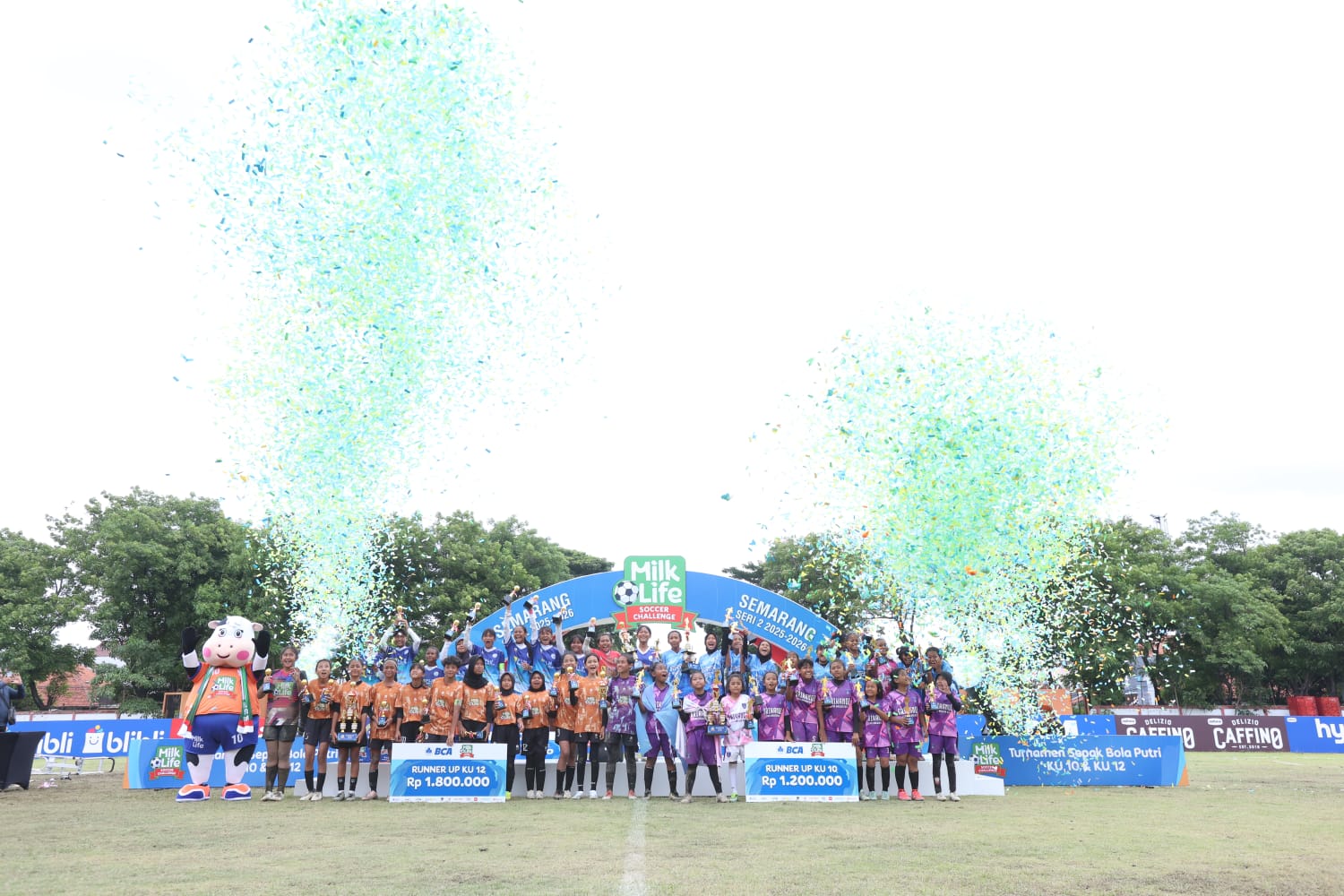 Perayaan juara MilkLife Soccer Challenge Seri 2 di Lapangan Sidodadi, Minggu (18/1)