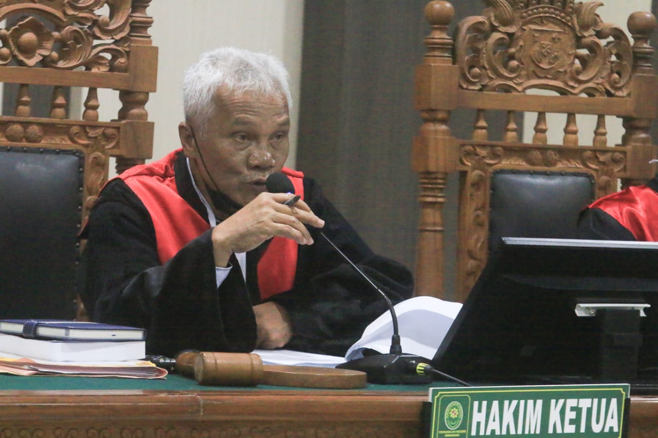 Ketua Majelis Hakim Pengadilan Tipikor Semarang, Rommel Franciskus Tampubolon membacakan putusan sela dua bos Sritex, Senin (19/1/2026).