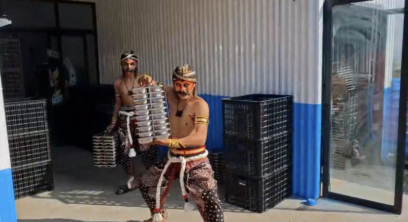 Tim SPPG Danupayan mengantarkan MBG ke sekolah-sekolah dengan berpenampilan seni tradisional Warok khas Temanggung, Senin (19/1).