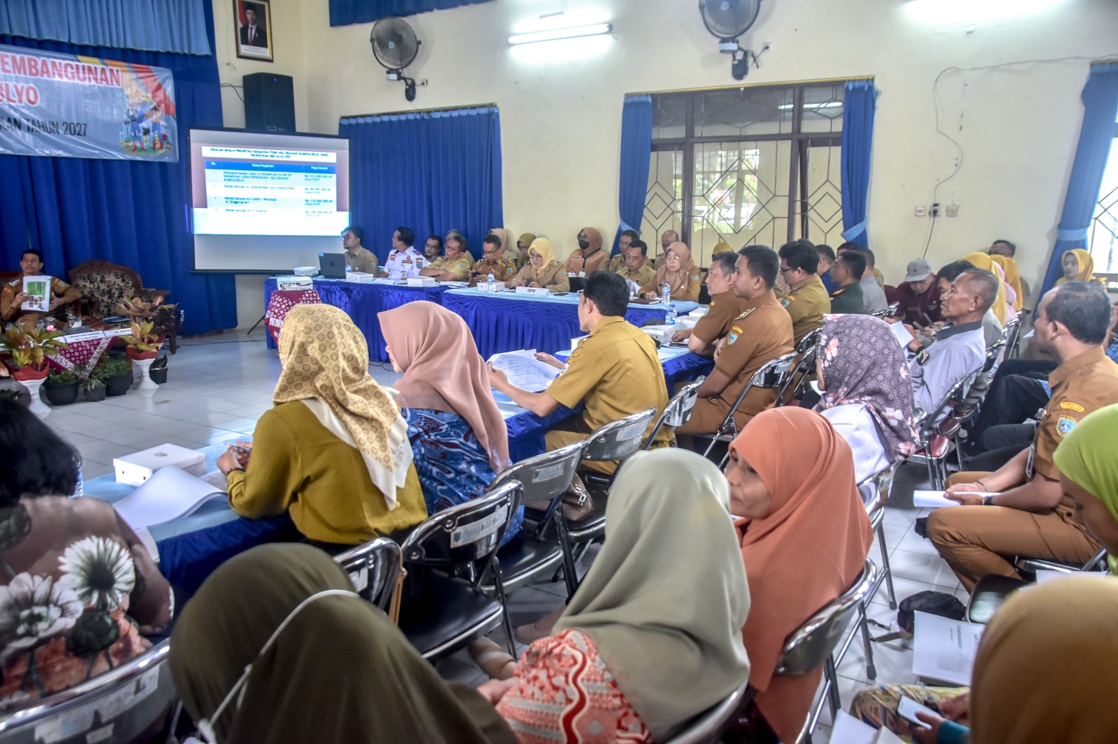 Wali Kota Salatiga, dr. Robby Hernawan, Sp.OG. saat membuka Musyawarah Perencanaan Pembangunan (Musrenbang) Tingkat Kecamatan Tahun 2027 di Aula Kecamatan Argomulyo, Senin (19/01/2026).