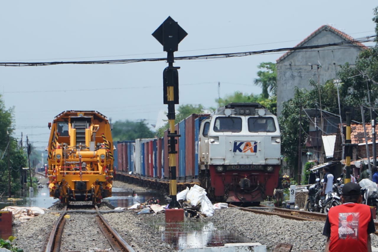 ISA DILEWATI : Surutnya genangan air di petak Stasiun Pekalongan - Sragi, jalur KA sudah bisa dilintasi dengan kecepatan terbatas