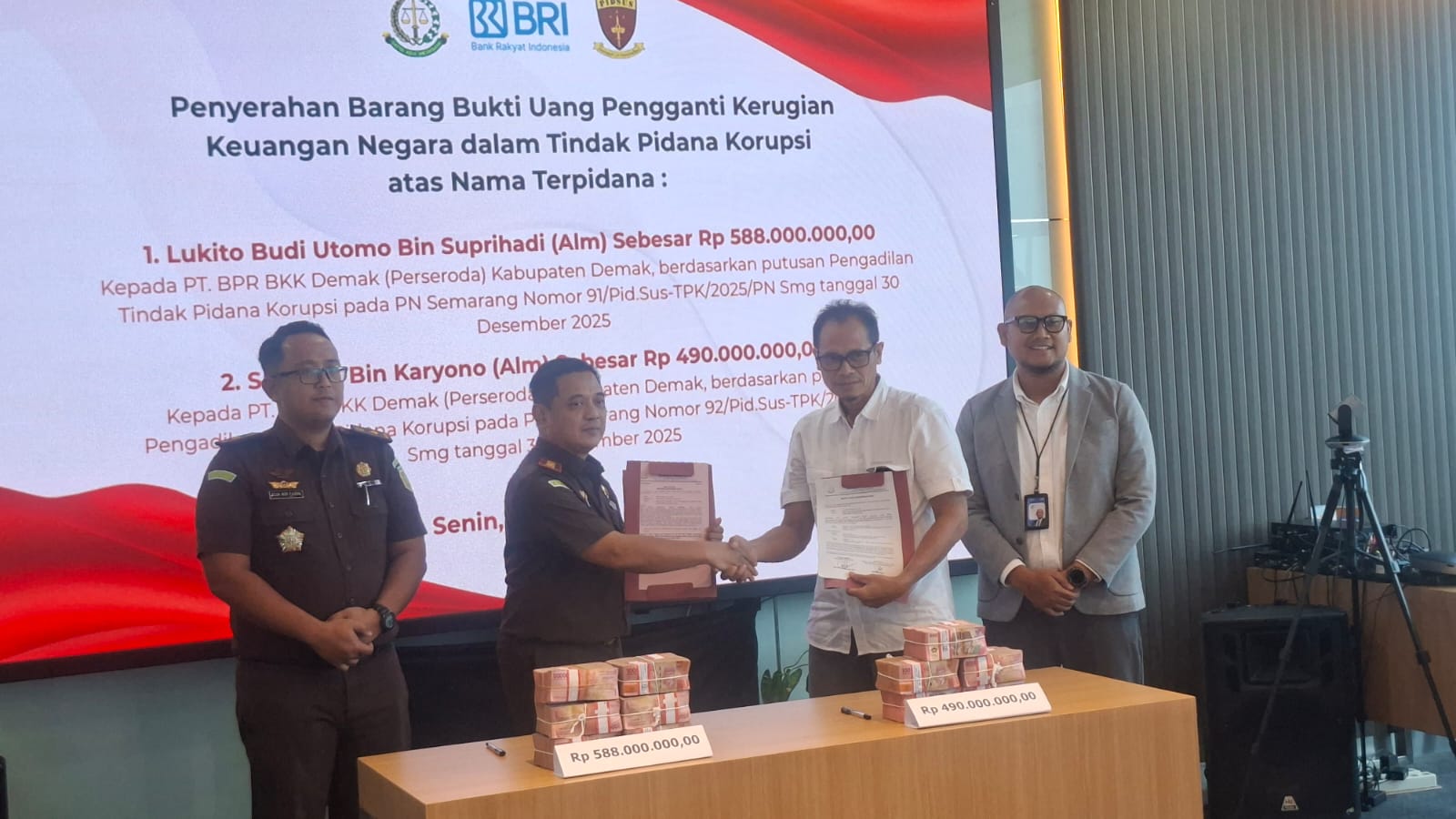 Kajari Demak Milono Raharjo SH menyerahkan BB korupsi ke Direktur Utama BPR BKK Demak Sunoto. (Wahibpribadi)