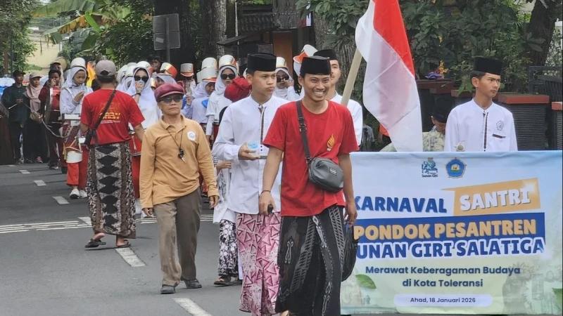 1.144 santri Pondok Pesantren Sunan Giri Krasak Ledok Argomulyo Salatiga menggelar acara karnaval budaya dengan mengangkat tema Merawat Keberagaman Budaya di Kota Toleransi, Minggu kemarin.