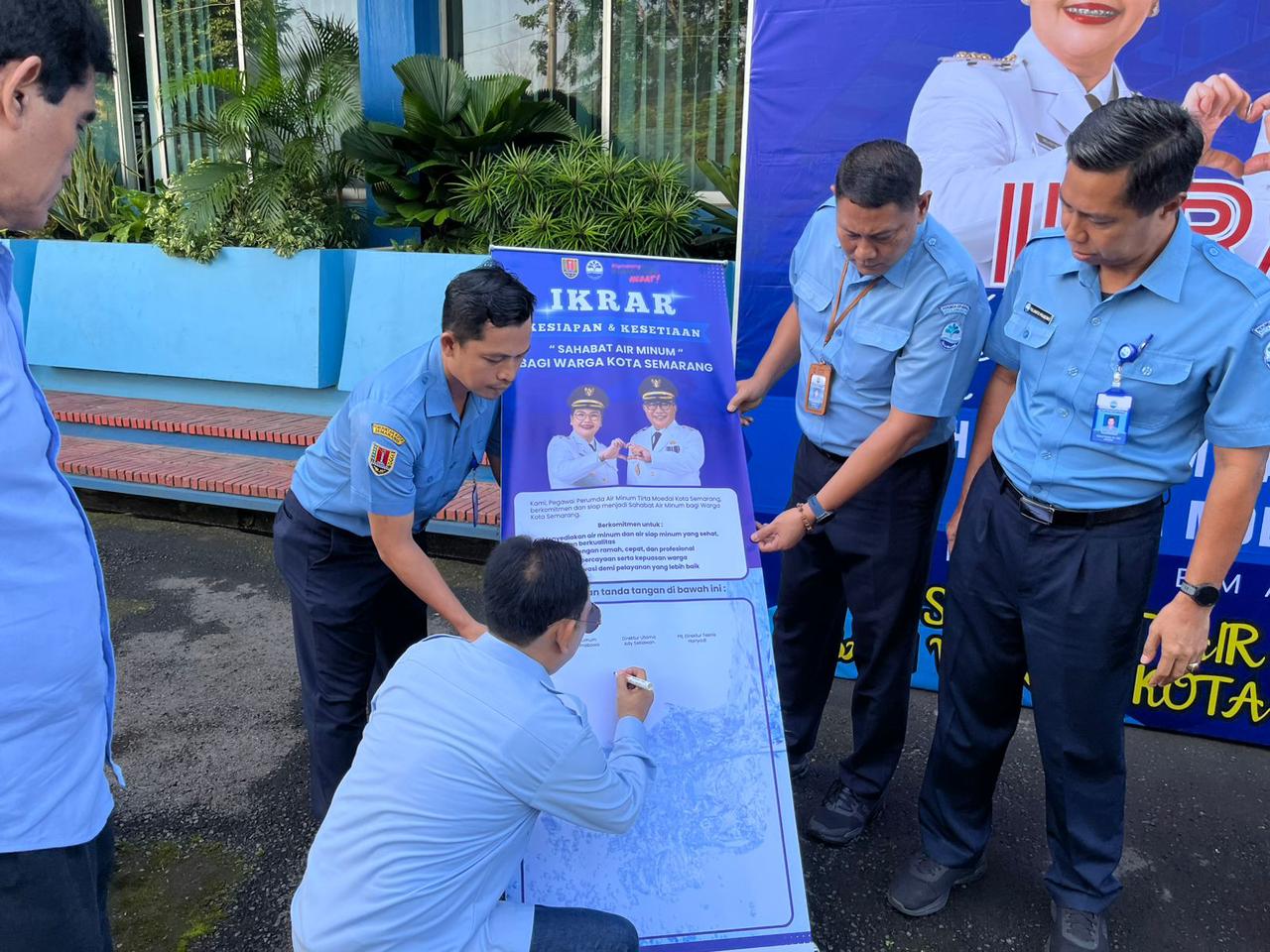 TINGKATKAN KINERJA : Direksi PDAM Kota Semarang, melakukan penandatanganan pakta integritas di Halaman Kantor PDAM Tirta Moedal Kota Semarang Senin (19/1).