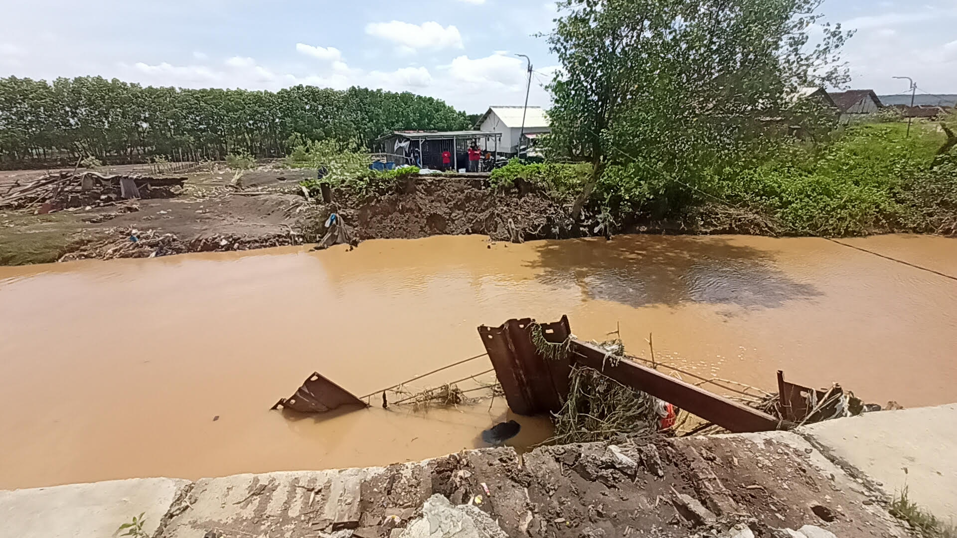 TERPUTUS : Akses warga di RW 7 Kelurahan Mangkang Wetan, terputus karena jembatan swadaya roboh, dan warga harus menggunakan perahu untuk beraktivitas.