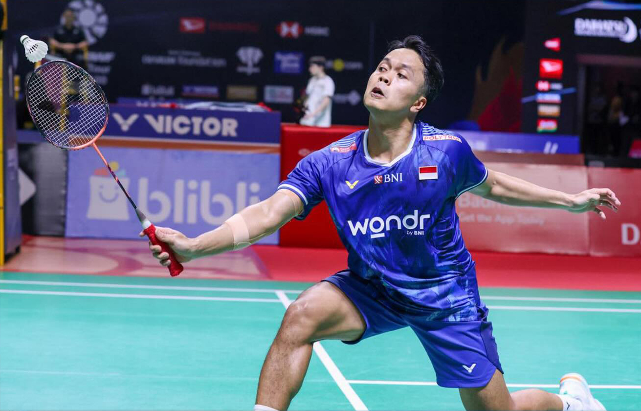 Anthony Sinisuka Ginting lolos ke babak utama Indonesia Masters 2026 usai menang straight game atas Kantaphon Wangcharoen dengan skor 21-12, 21-17.