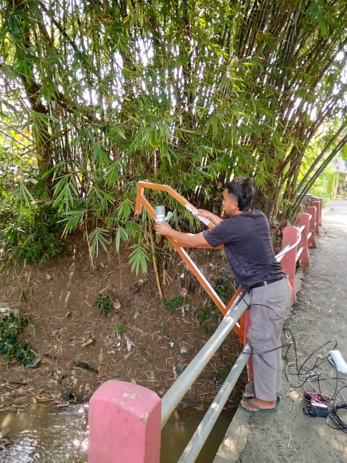 RUSAK LAGI : EWS yang dipasang di Sungai Plumbon mengalami kerusakan dan tidak bisa berfungsi.