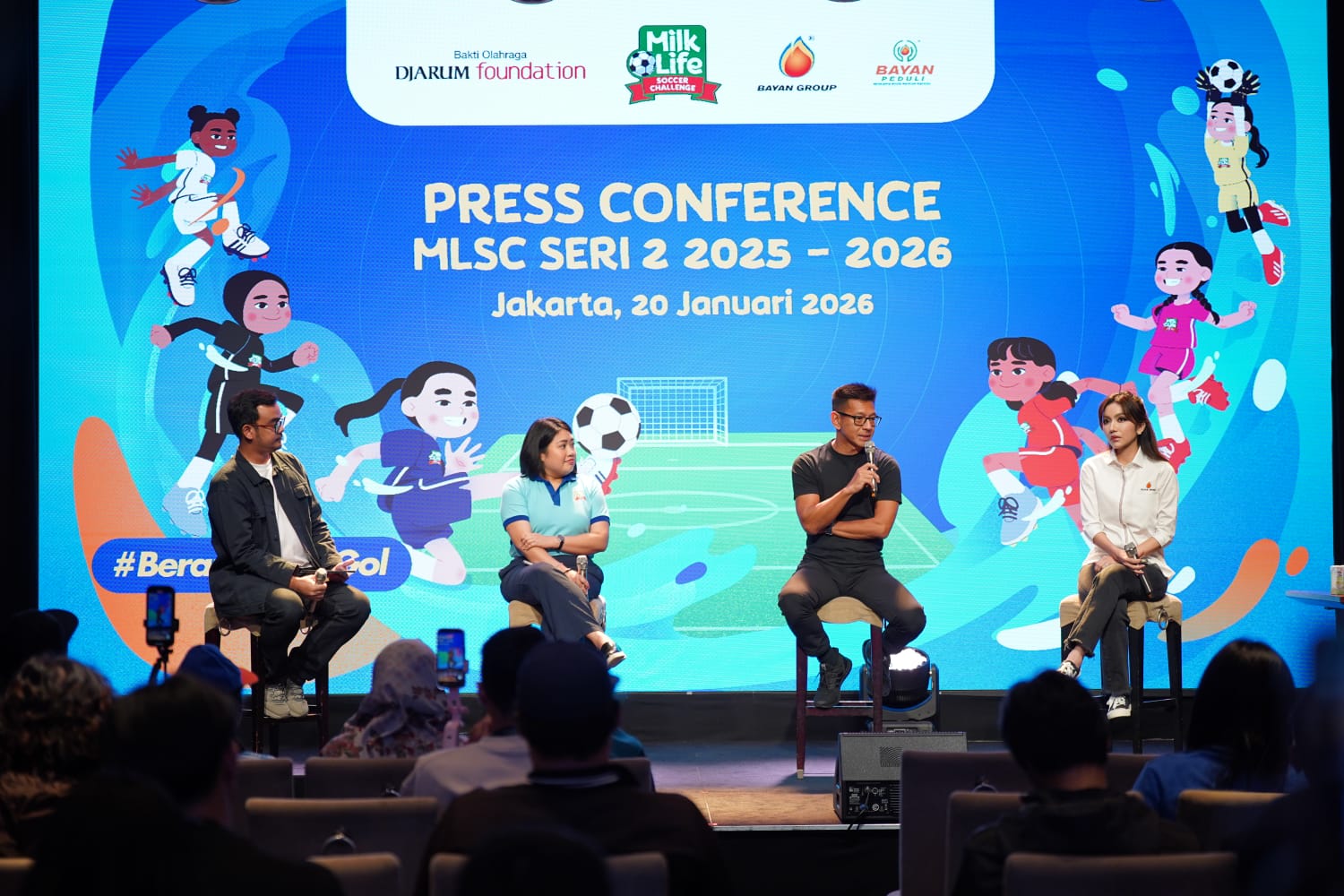 (kiri&ndash;kanan) Group Brand Head Dairy PT Global Dairi Alami Vanessa Ingrid Pamela, Program Director MilkLife Soccer Challenge Teddy Tjahjono, dan Direktur PT Bayan Resources Tbk Merlin saat peluncuran.