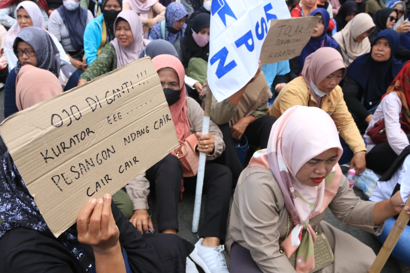 Karyawan ex Sritex kembali demo menolak pergantian kurator di depan Pengadilan Negeri Semarang, Selasa (20/1/2026).