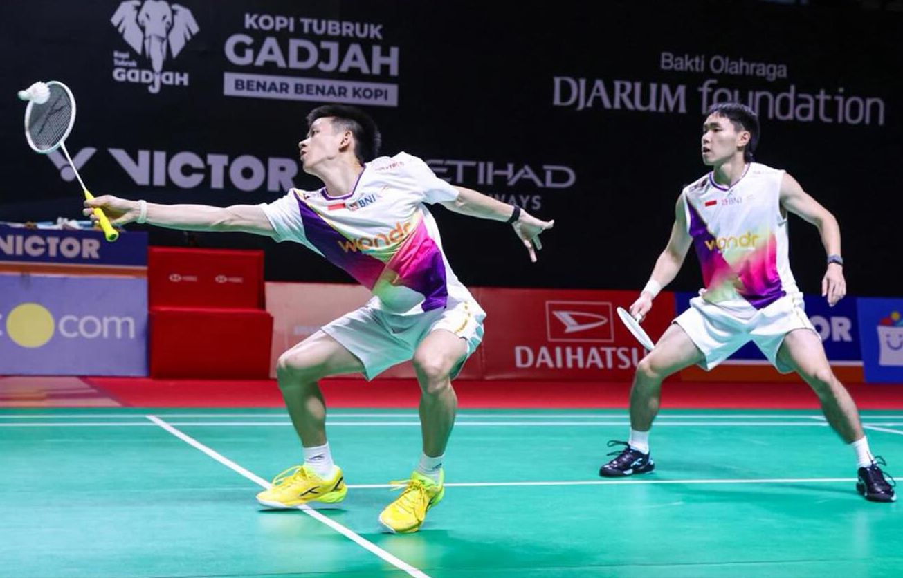 Pasangan muda Raymond Indra/Nikolaus Joaquin mengamankan tiket ke babak 16 besar usai mengalahkan wakil Prancis, Eloi Adam/Leo Rossi 22-20, 15-21, 21-10.