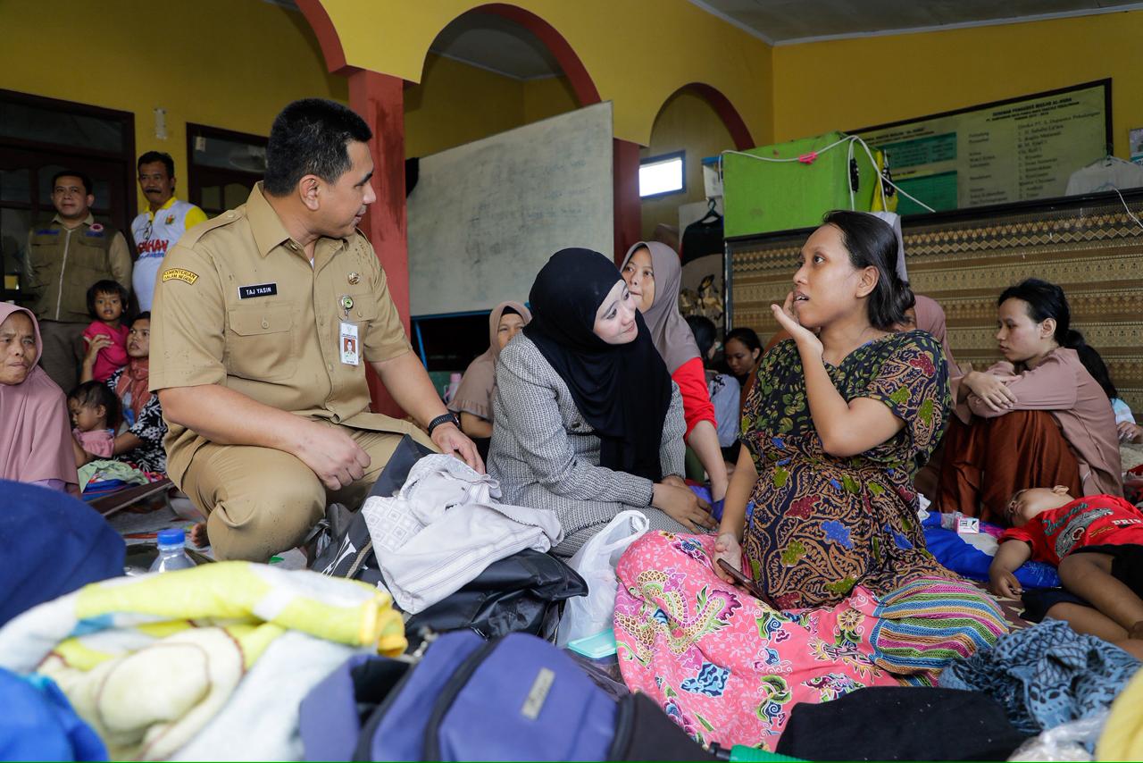 Wakil Gubernur Jawa Tengah, Taj Yasin di Posko Pengungsian di Masjid Al Karomah, Jalan Raya Tirto Raya, Kecamatan Pekalongan Barat