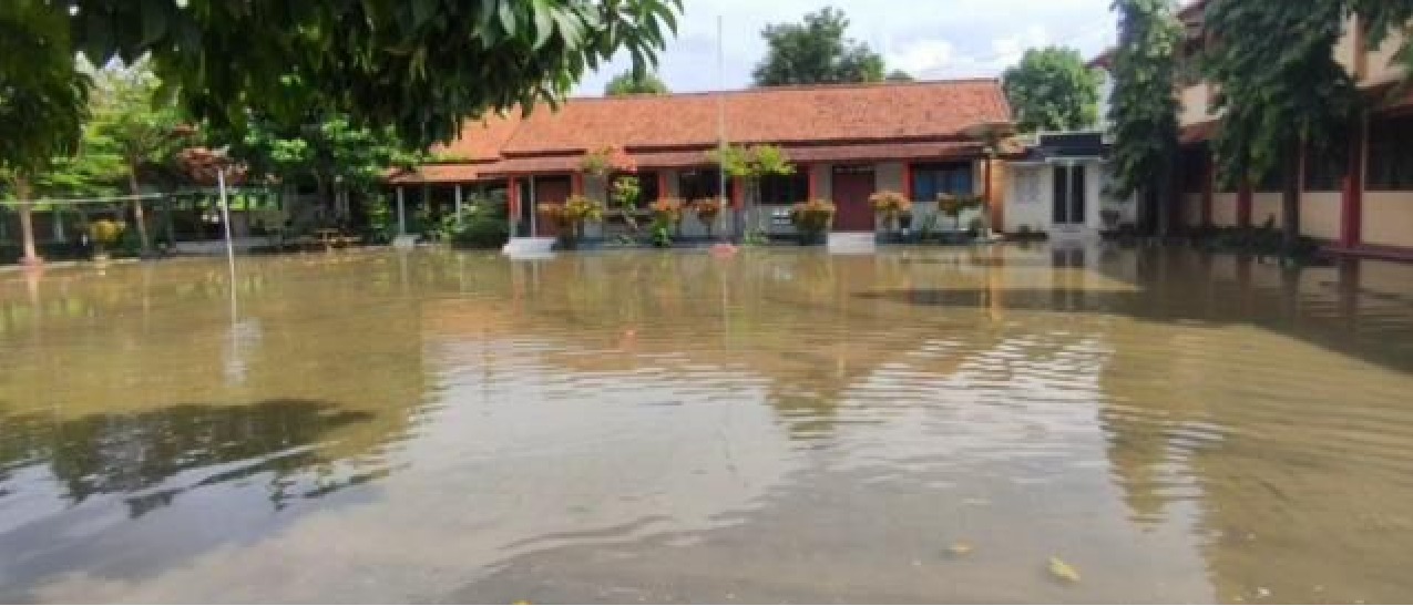 Data BPBD Kendal mencatat ada 108 sekolah dari jenjang PAUD hingga SMA terendam genangan air.