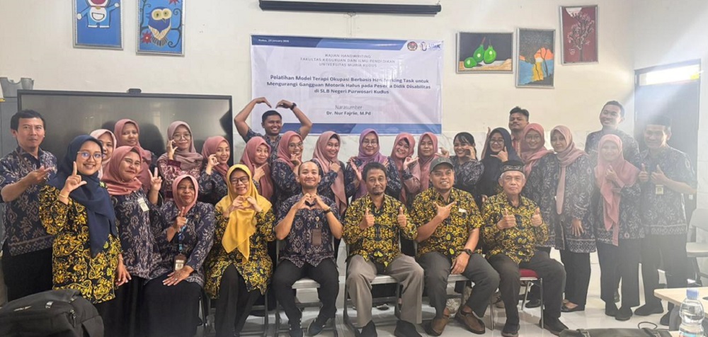 Narasumber pelatihan Dr. Nur Fajrie, M.Pd, dosen PGSD sekaligus Kaprodi Magister Pendidikan Dasar UMK bersama para guru SLB Negeri Purwosari Kudus.