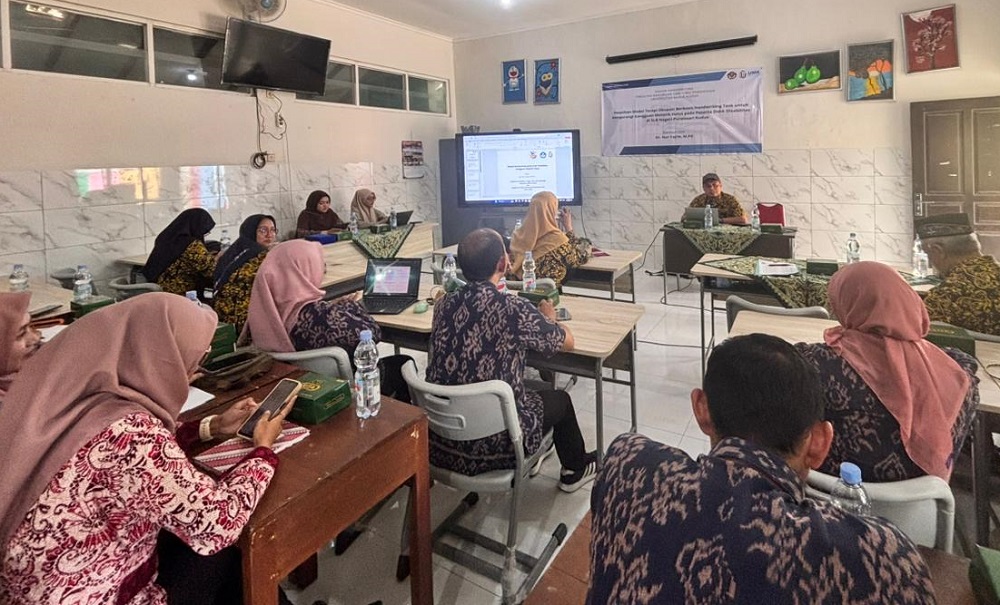 Narasumber Dr. Nur Fajrie, M.Pd, saat Pelatihan Model Terapi Okupasi Berbasis Handwriting Task untuk mengurangi gangguan motorik halus pada peserta didik disabilitas di SLB Negeri Purwosari Kudus.