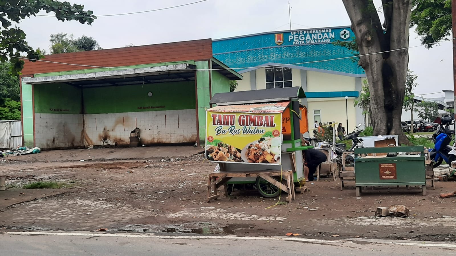 BEKAS TPS : Bekas TPS di depan Puskesmas Pegandan dikeluhkan warga karena merusak estetika dan meninggalkan bau.