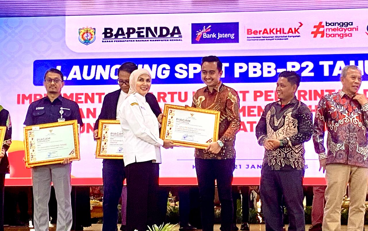 Penyerahan Hadiah Undian Tabungan Bima Bank Jateng Tahap I Tahun 2025 di Pendopo Bahurekso Kendal, Rabu (21/1/2026).