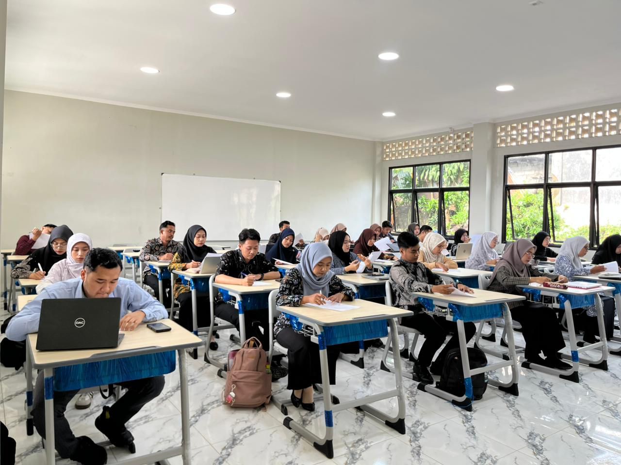 Calon Guru dan Tenaga Kependidikan (Tendik) mengikuti tes seleksi lanjutan di SMA Sainstek Ahmad Dahlan Salatiga, Jumat (17/1/2026).
