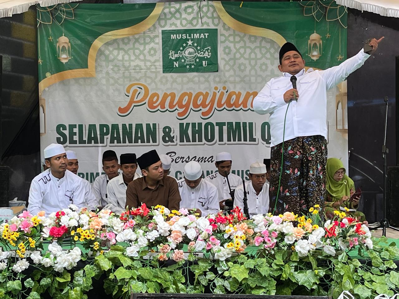 Ketua DPRD Demak H Zayinul Fata memberikan tausiyah dalam giat selapanan Muslimat NU. (Wahibpribadi)