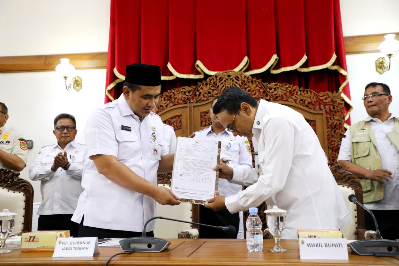 Wakil Bupati Pati, Risma Ardhi Chandra (Kanan), resmi jadi Pelaksana Tugas (Plt) dan wewenang Bupati Pati