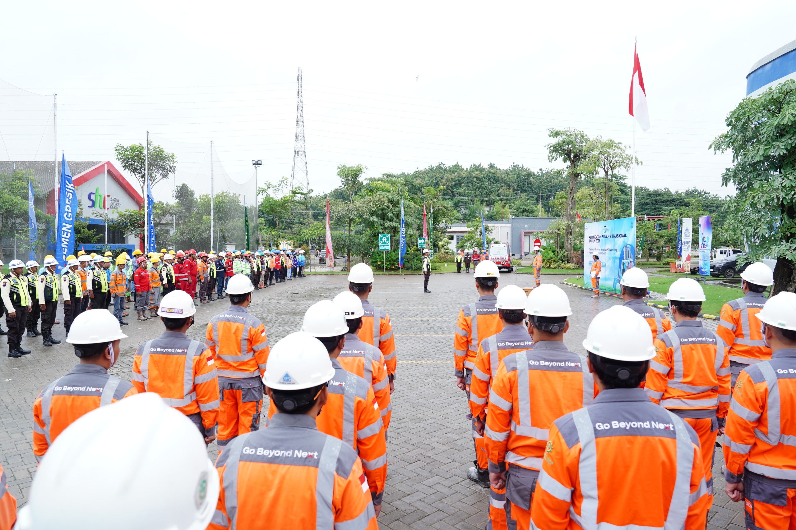 PT Semen Gresik memperingati Bulan Keselamatan dan Kesehatan Kerja (K3) Nasional Tahun 2026 dengan menggelar apel siaga di lapangan parkir Omah SG Pabrik Rembang (14/1).