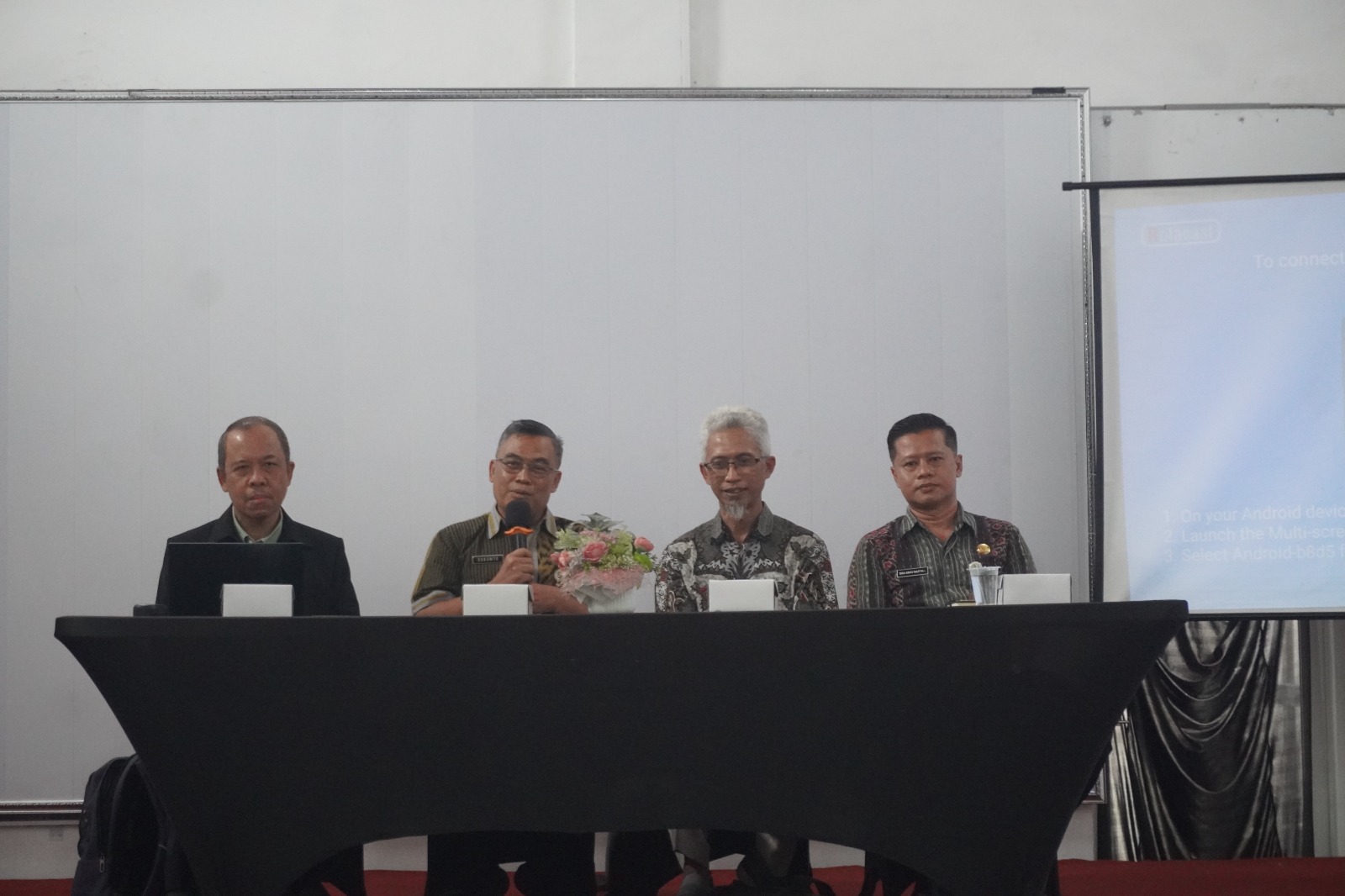 Narasumber utama Guru Besar Linguistik Terapan sekaligus Kepala Program Studi Magister Linguistik Fakultas Ilmu Budaya Universitas Diponegoro (UNDIP) Semarang Prof. Dr. Agus Subiyanto, M.A.