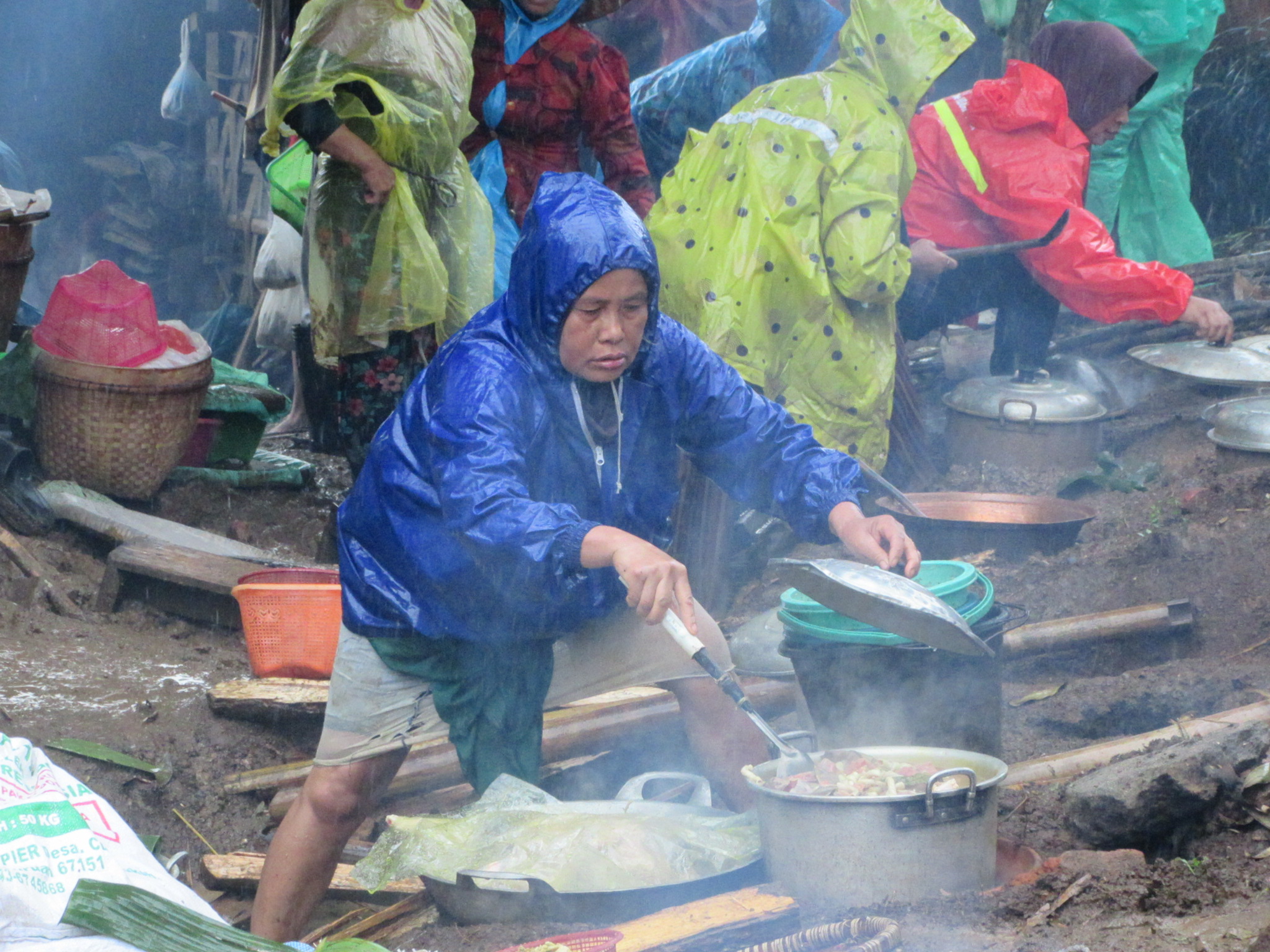 Warga tampak sibuk memasak kambing tradisi yang sudah disembelih.