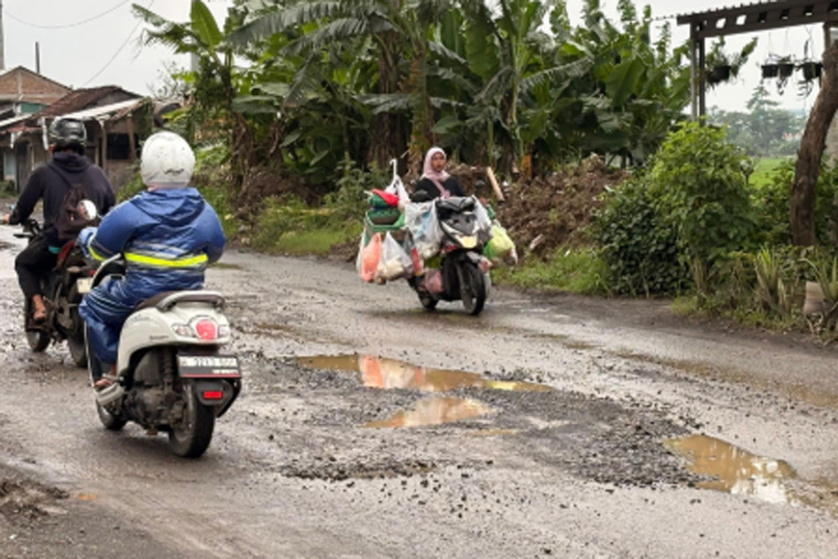 Kerusakan jalan menuju objek wisata Pantai Ngebum, Desa Mororejo, Kecamatan Kaliwungu, kini berubah menjadi ancaman serius bagi keselamatan pekerja industri sekaligus masa depan pariwisata Kendal.