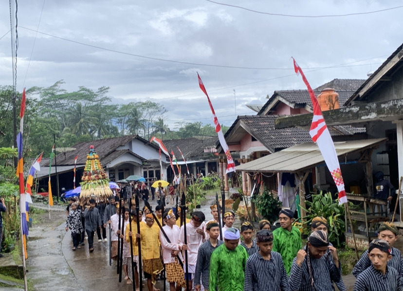 Arak-arakan gunungan dan kambing dalam tradisi nyadran Jumat Kliwon di Dusun Pete, Desa Kembangsari, Kandangan, Temanggung, Jumat (23/1).