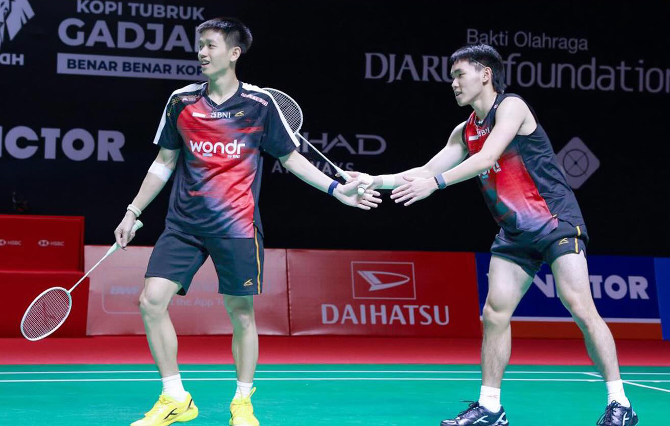 Raymond Indra/Nikolaus Joaquin lolos ke babak semifinal Indonesia Masters 2026 usai mengalahkan seniornya Fajar Alfian/Muhammad Shohibul Fikri 18-21, 21-19, 21-14.