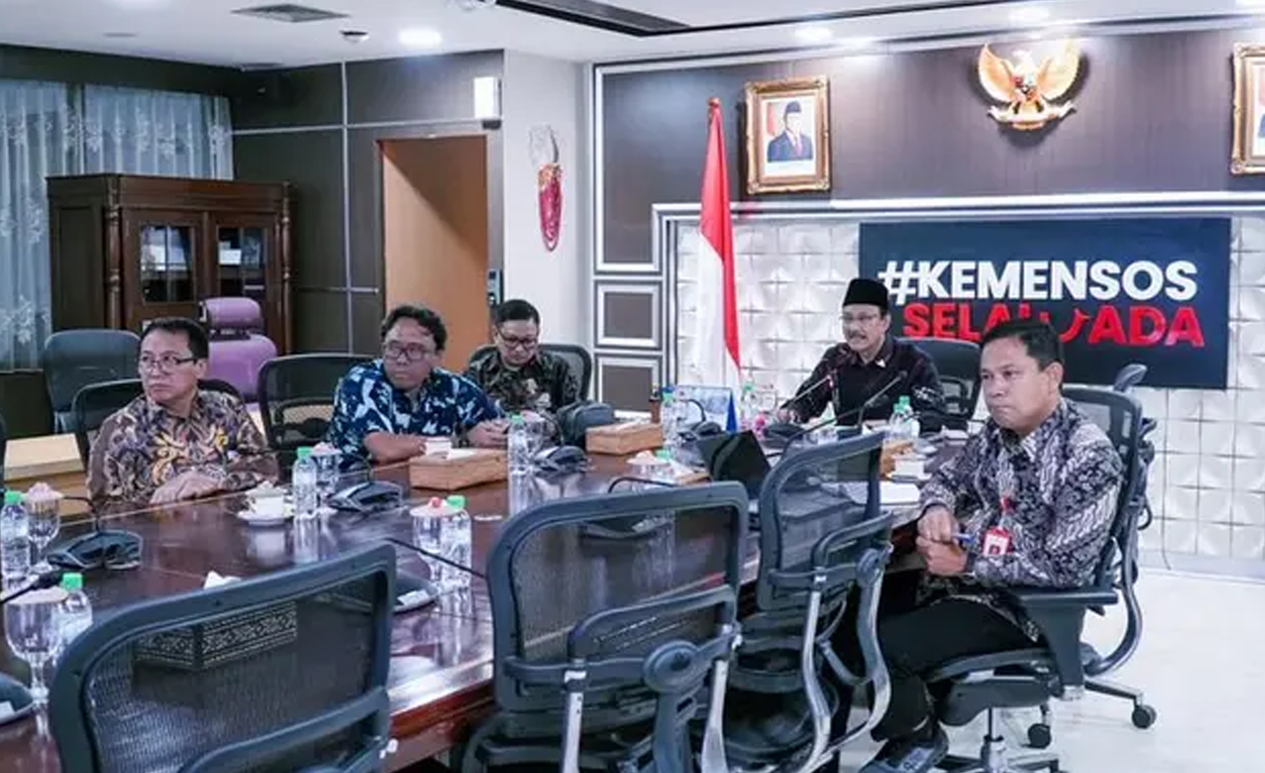 Gus Ipul saat memberikan arahan dalam rapat bersama ketua tim (Katim) Pendamping PKH tingkat Provinsi dan Kabupaten/Kota secara daring di Kantor Kemensos, Jakarta, Kamis (22/1/2026).