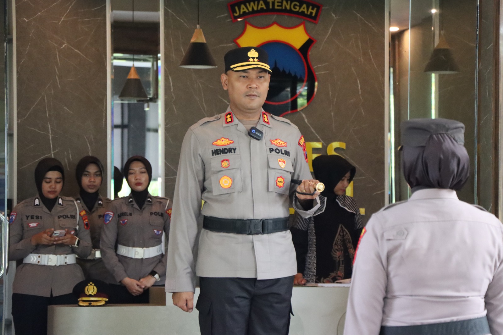 Kapolres Kendal AKBP Hendry Susanto Sianipar secara terbuka memasang standar tinggi pelayanan kepada pejabat yang baru dilantik.