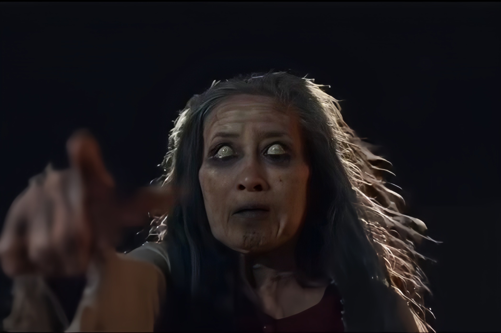 Kedatangan sosok menyeramkan pada Film Sebelum Dijemput Nenek.