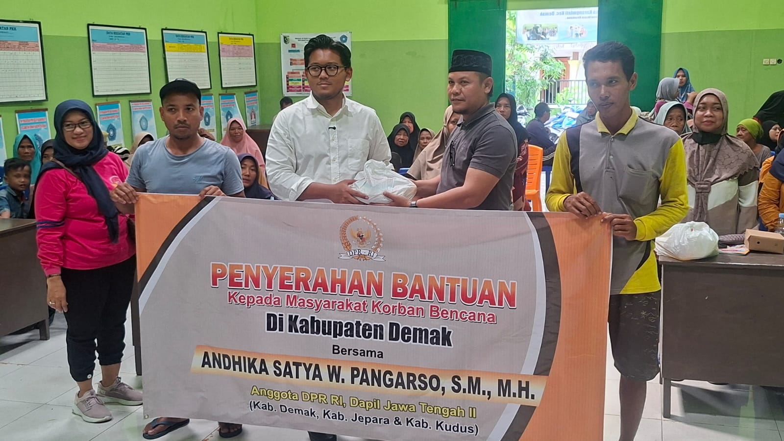 Andhika Satya Wasistho Pangarso menyerahkan bantuan sembako untuk korban banjir di Balai Desa Karangmlati Kecamatan Demak Kota. (Wahibpribadi)