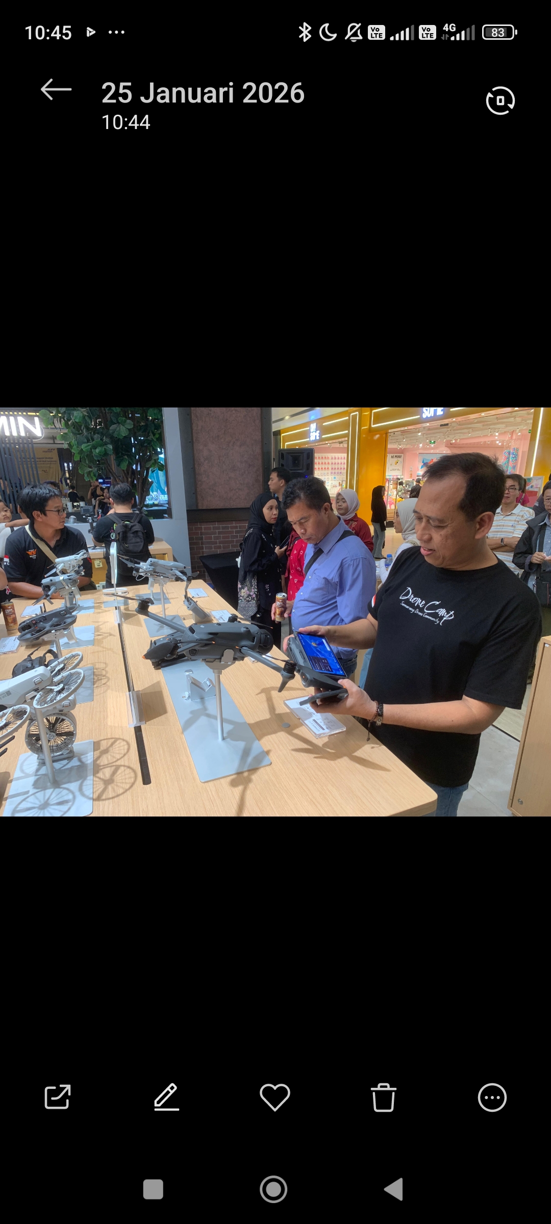 Ketua Semarang Drone Community, Widhi Cahyadi saat melihat koleksi drone di DJI Experience Store DP Mall Semarang.