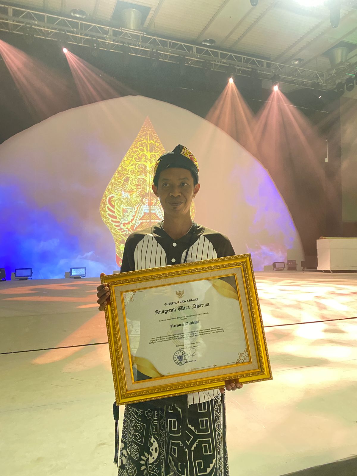 UKIR PRESTASI : Firman Khabibi, pegiat lingkungan dari Desa Karangpaningal, Ciamis, mendapatkan Anugerah Bhakti Lingkungan Hidup/Karya Dharma Mahawana (KDM) Award 2025.